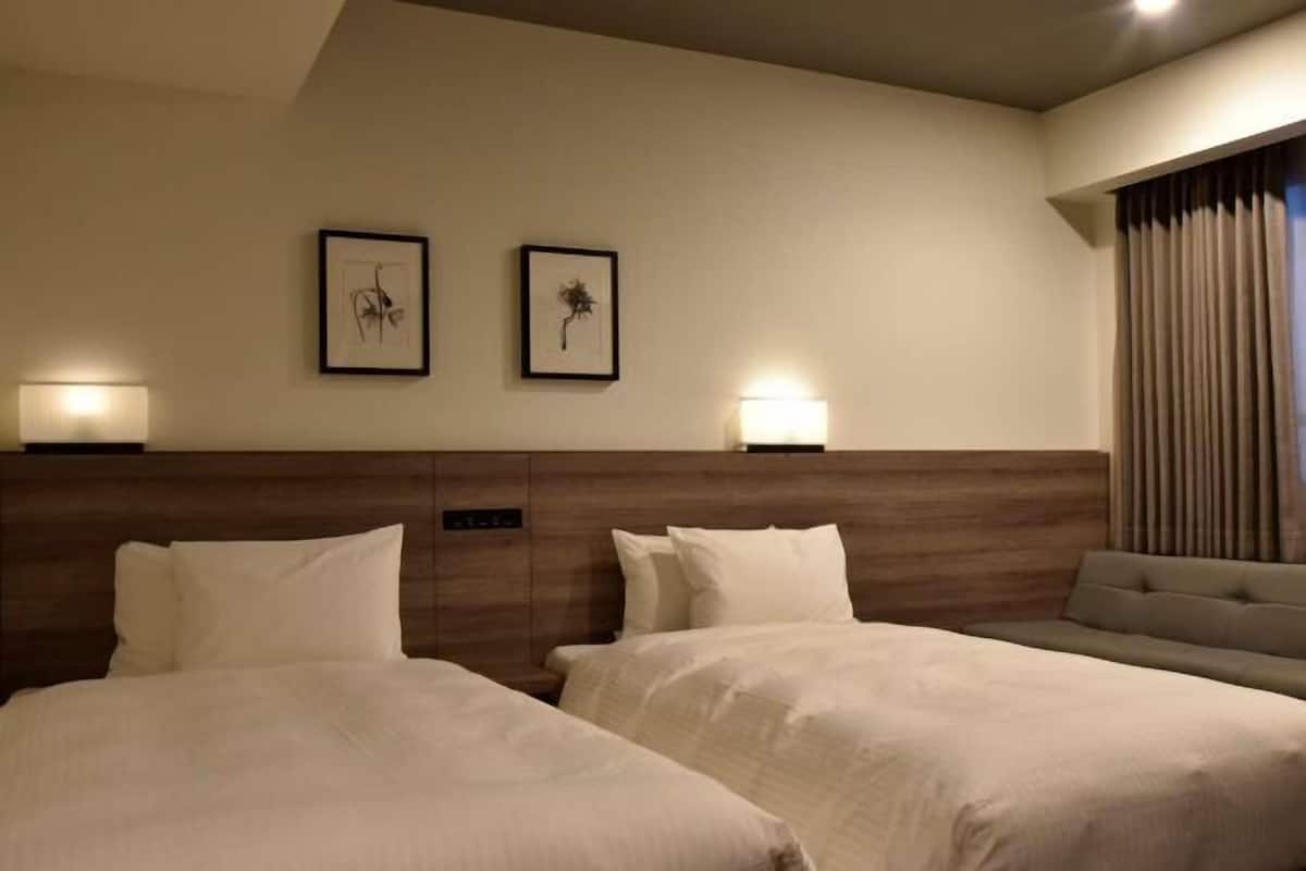 Premium bedding, down duvets, desk, blackout curtains