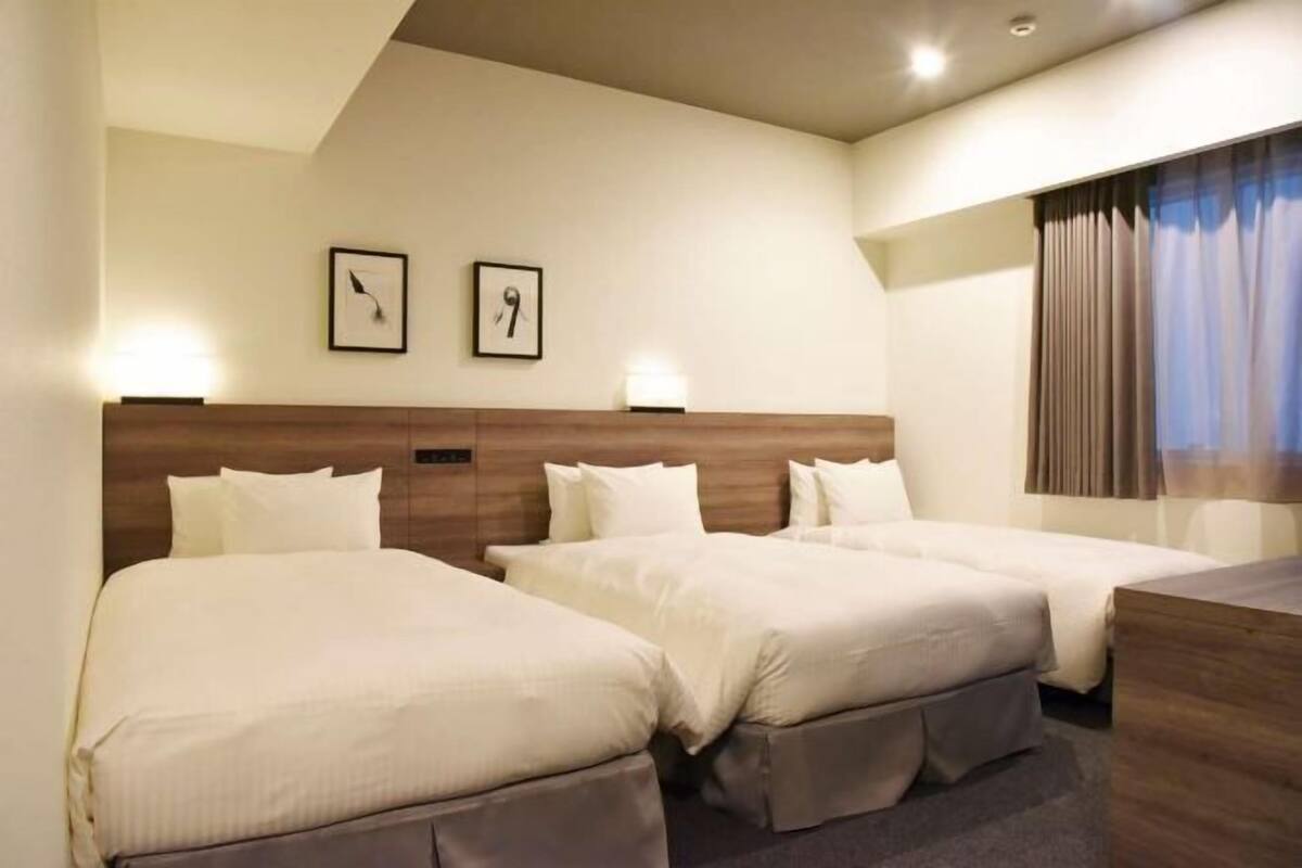 Premium bedding, down duvets, desk, blackout curtains
