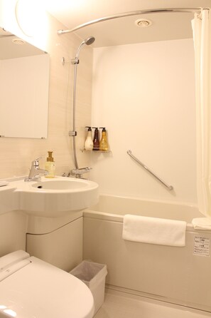 Bañera con ducha, artículos de tocador gratuitos, secador de pelo