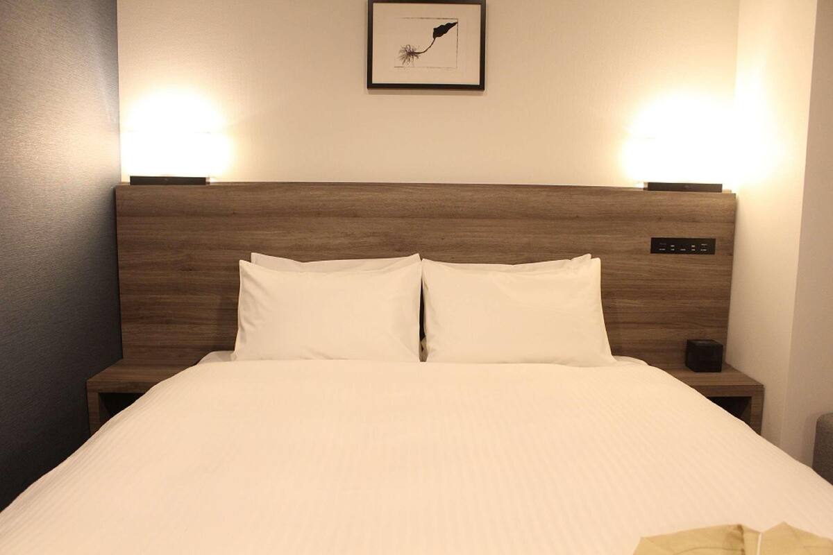 Premium bedding, down duvets, desk, blackout curtains