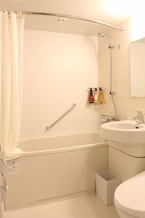 Duschwanne, kostenlose Toilettenartikel, Haartrockner, Hausschuhe