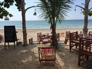 On the beach - Lanta Smile Beach At Klong Dao (Ko Lanta)