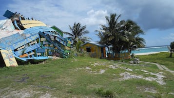 Ubicación cercana a la playa, arena blanca, tumbonas y sombrillas