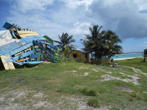 Perto da praia, areia branca, espreguiçadeiras, guarda-sóis 