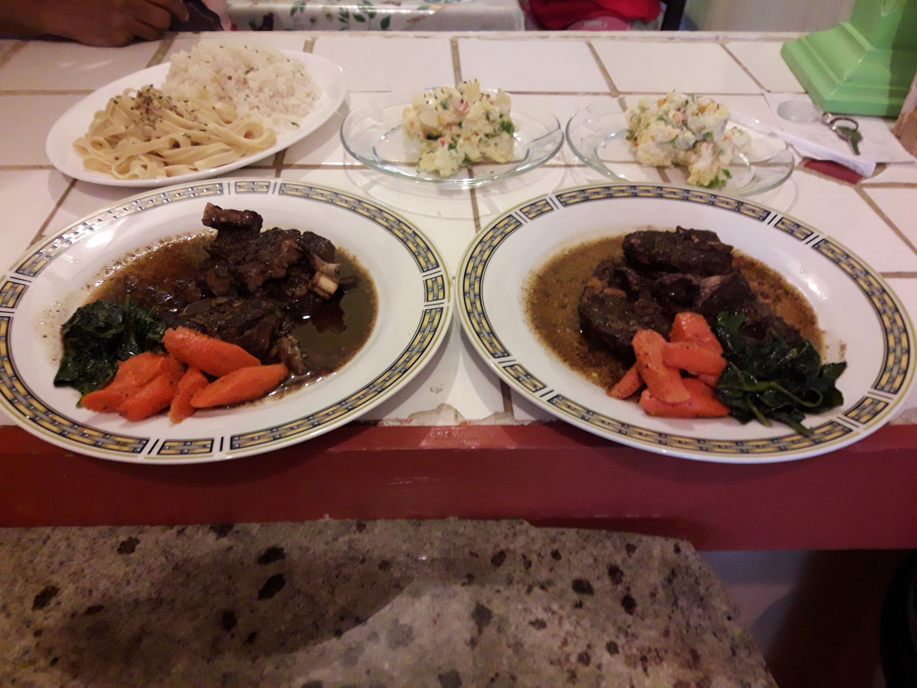 Twee borden rundvlees met groenten op een tafel.