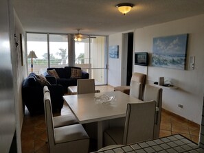 Habitación triple exclusiva, 3 habitaciones, vista a la playa, frente al mar | 3 habitaciones y sábanas de algodón egipcio 