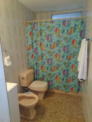 Bañera profunda, artículos de tocador gratuitos, secador de pelo