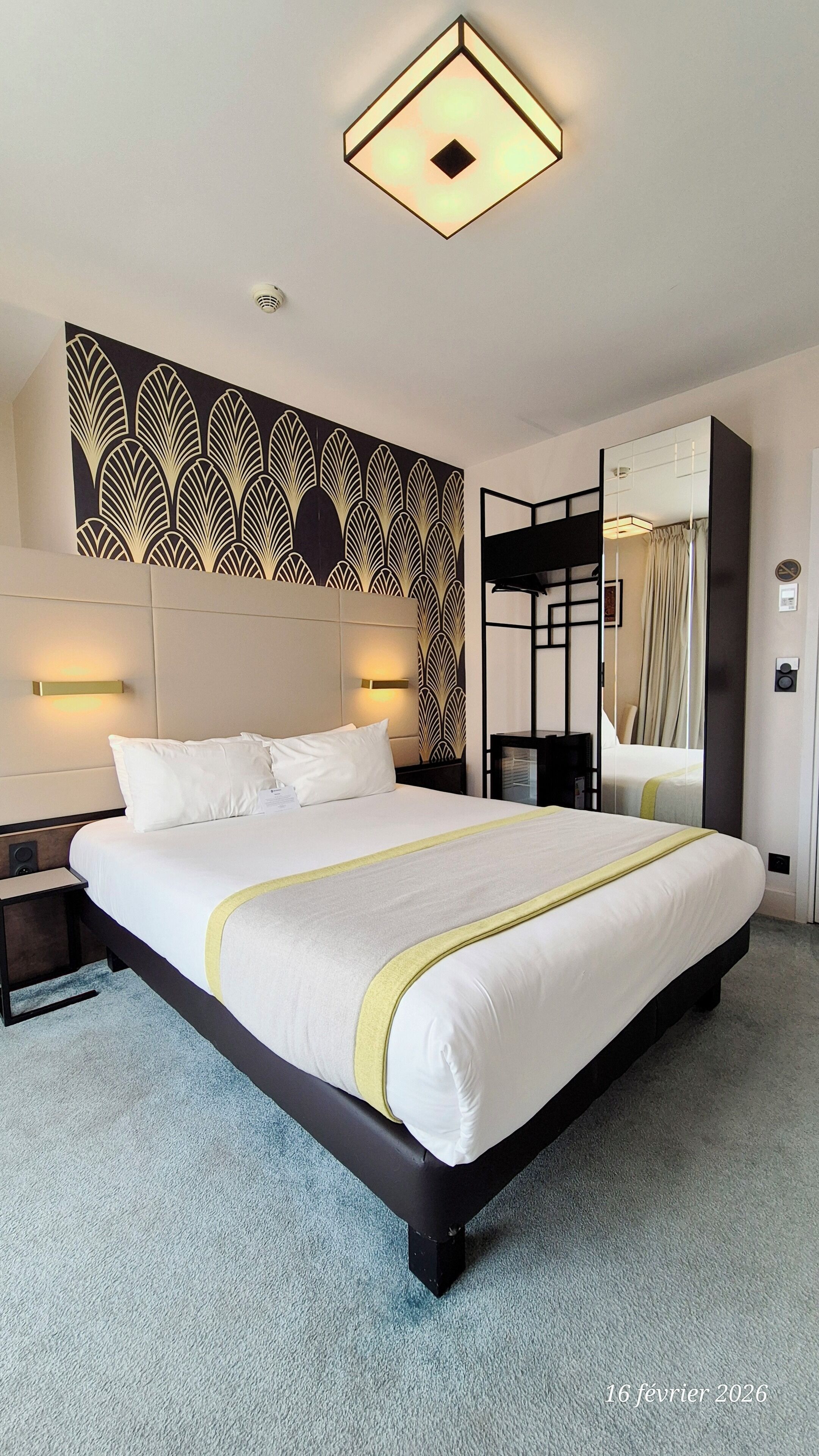 ตู้นิรภัยในห้องพัก, โต๊ะทำงาน, ห้องเก็บเสียง, เตารีด/โต๊ะรีดผ้า