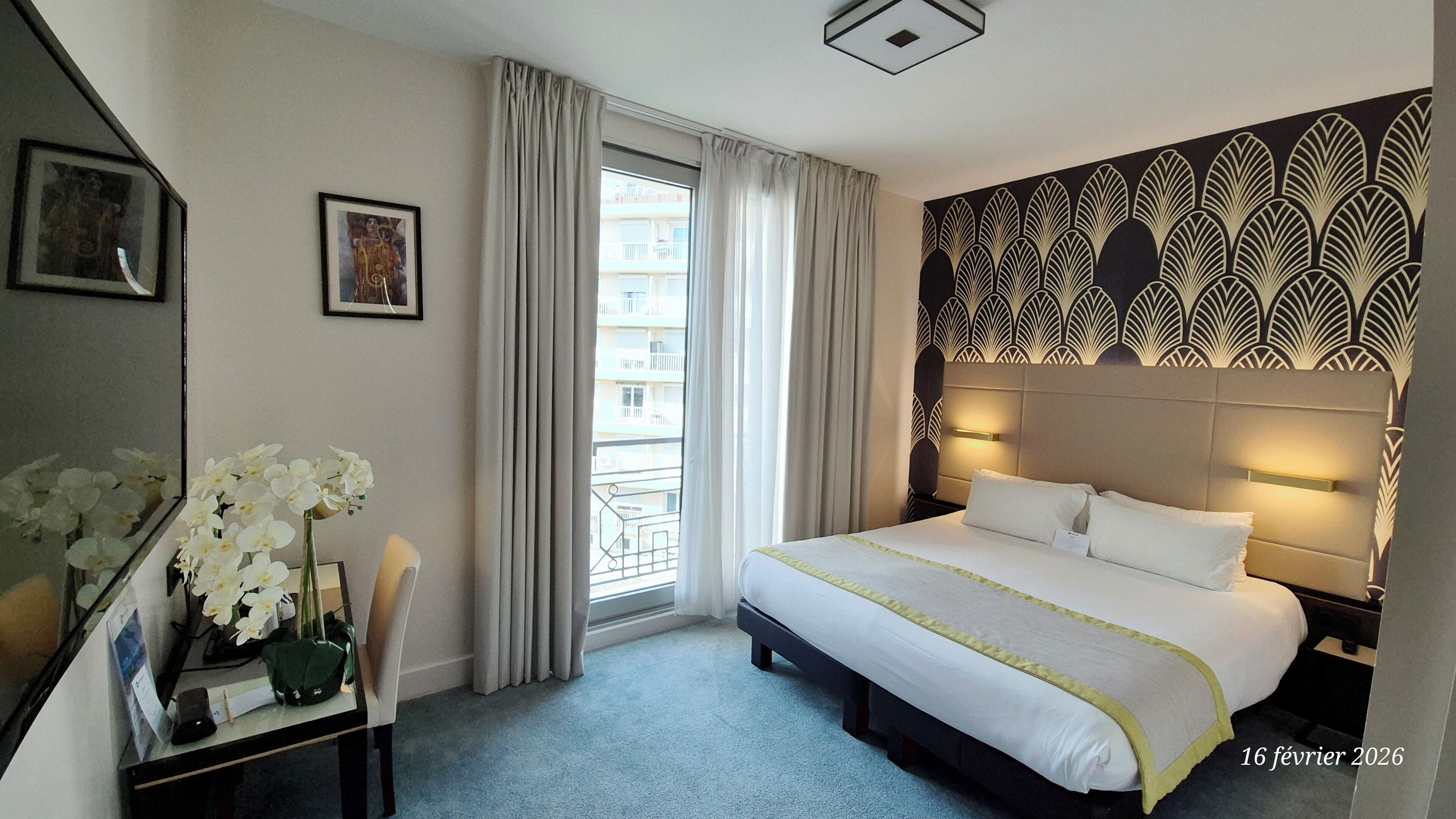 ตู้นิรภัยในห้องพัก, โต๊ะทำงาน, ห้องเก็บเสียง, เตารีด/โต๊ะรีดผ้า