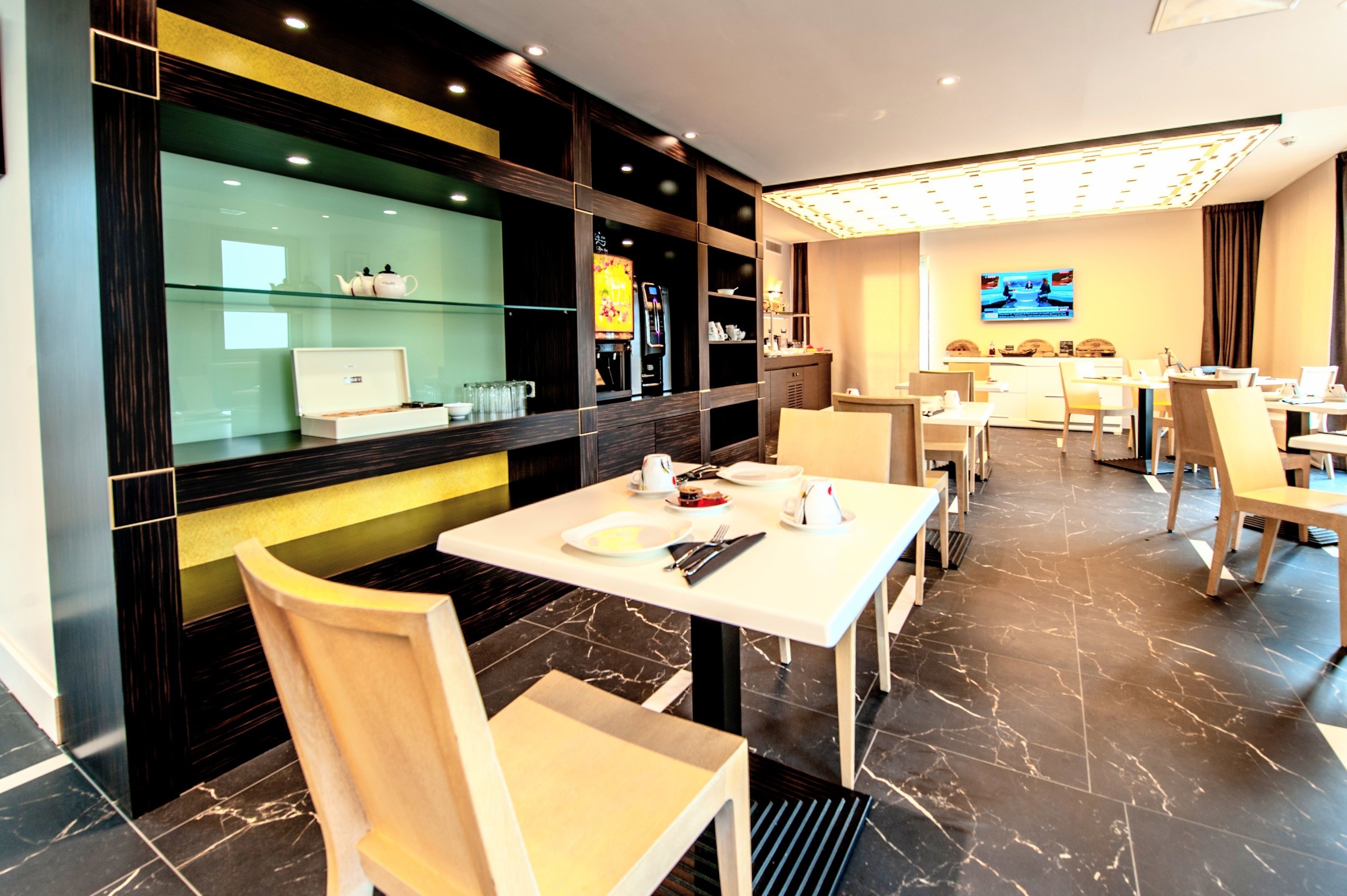 Daily cooked-to-order breakfast (EUR 14.50 per person)