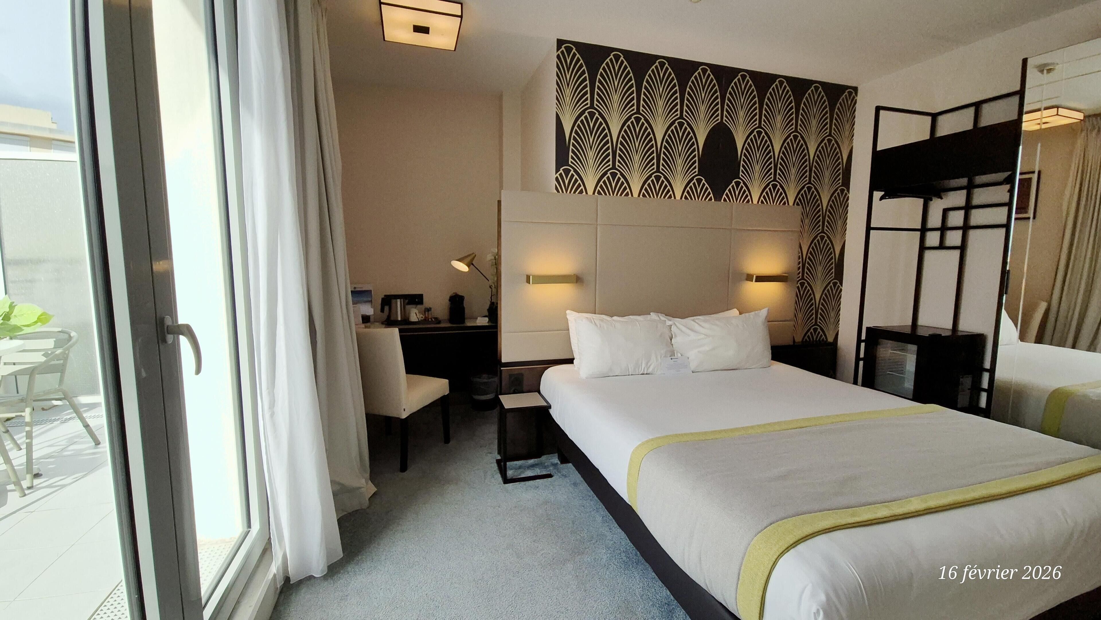 Kamar Superior, 1 Tempat Tidur Queen, Bebas Asap Rokok, teras | Brankas, meja kerja, kedap suara, dan setrika/meja setrika