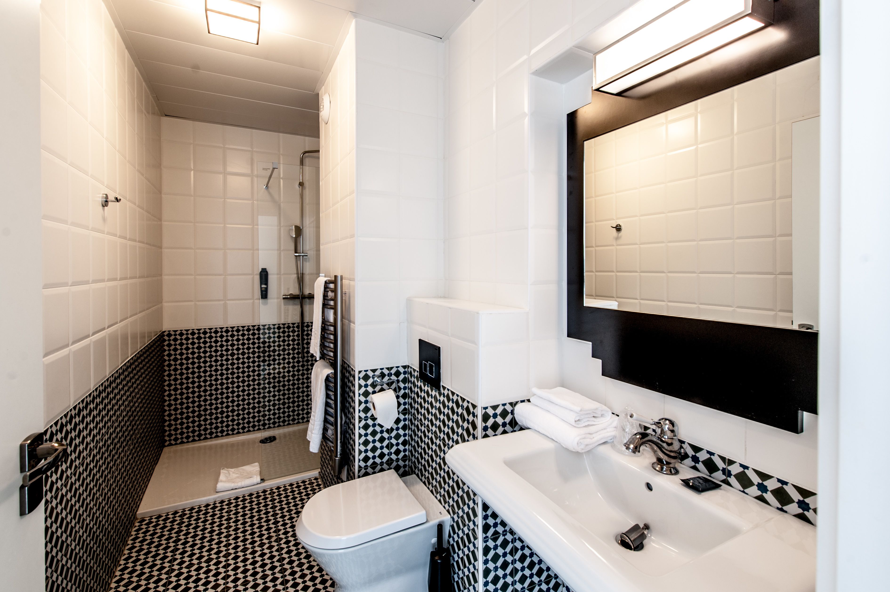 classic room, 1 queen bed, non smoking, city view (twin bed on request) | bathroom | shower, free toiletries, hair dryer, towels