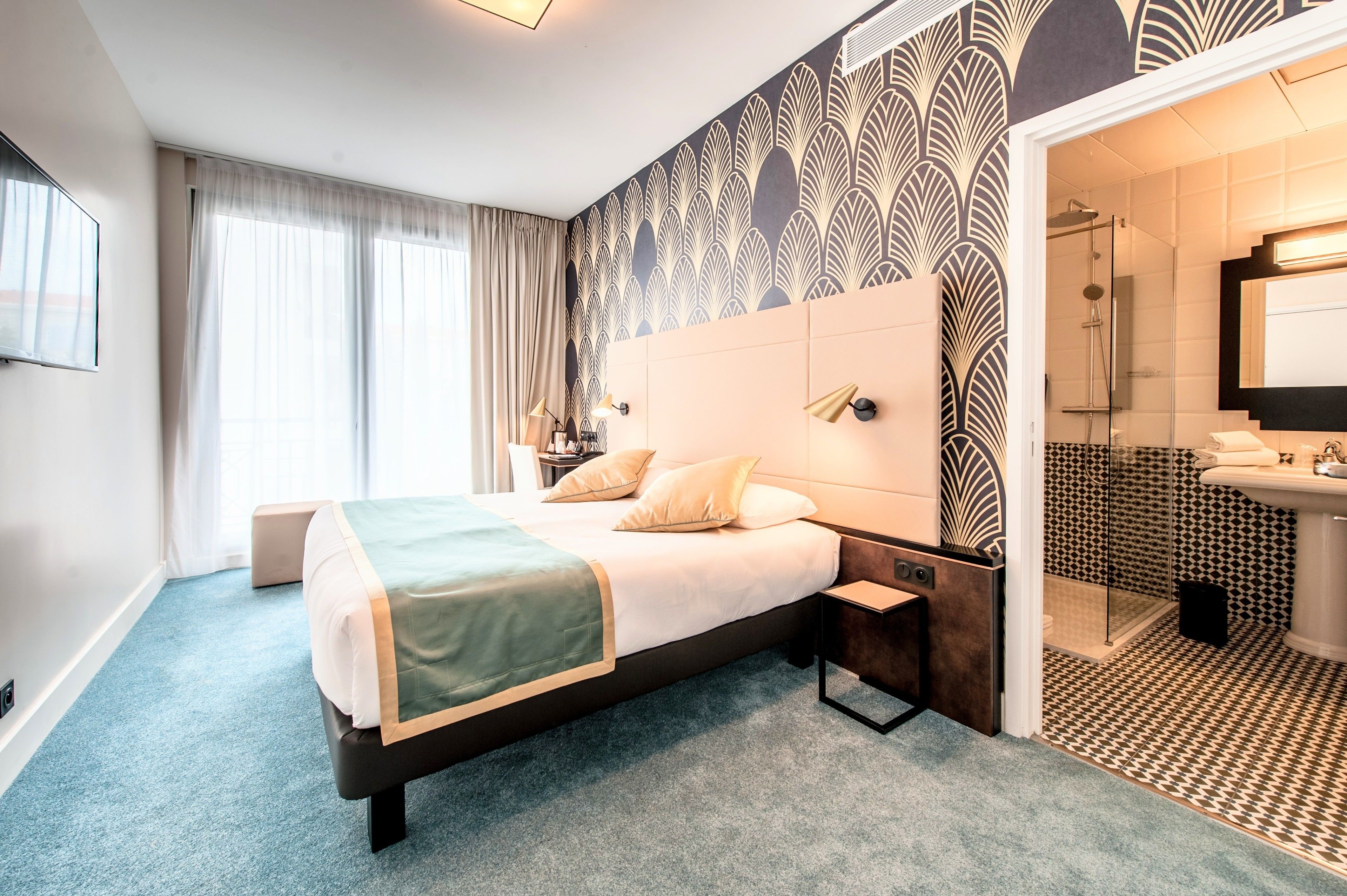 خزنة داخل الغرفة ومكتب وتجهيزات عازلة للصوت ومكواة/لوح كي