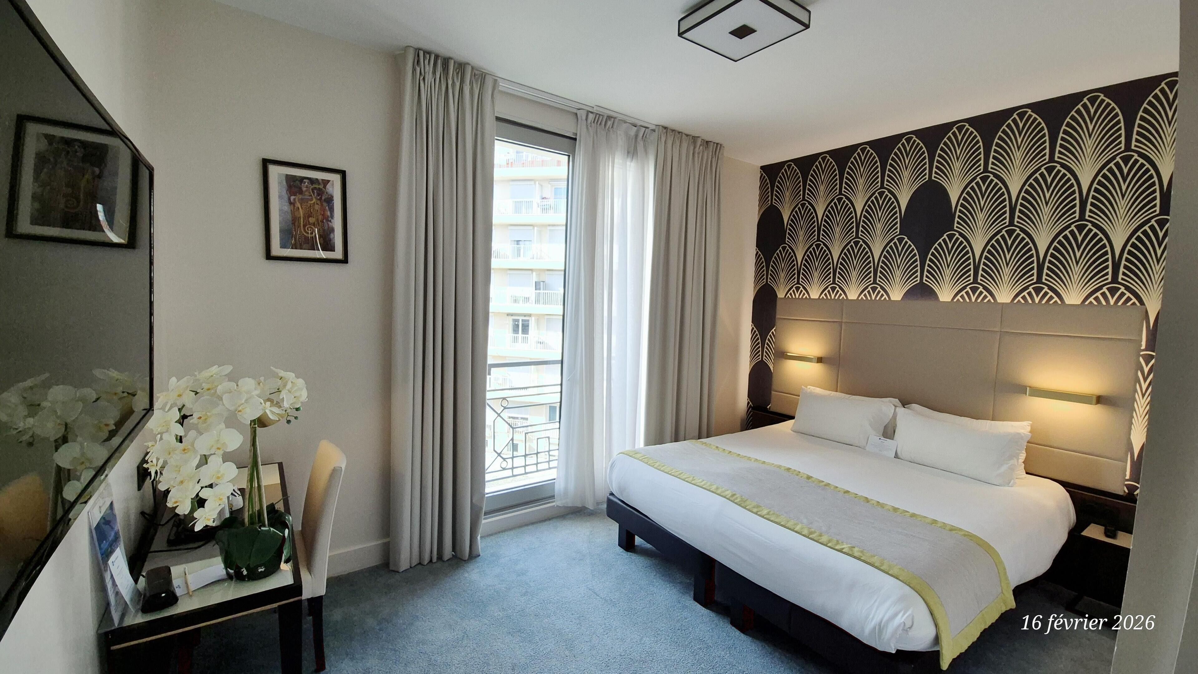 Kamar Comfort, 1 Tempat Tidur Queen, Bebas Asap Rokok, balkon | Brankas, meja kerja, kedap suara, dan setrika/meja setrika