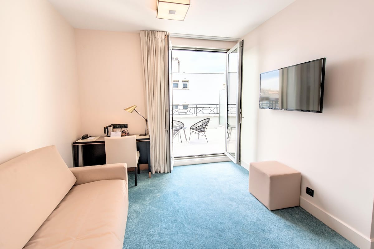 Zimmersafe, Schreibtisch, schallisolierte Zimmer, Bügeleisen/Bügelbrett