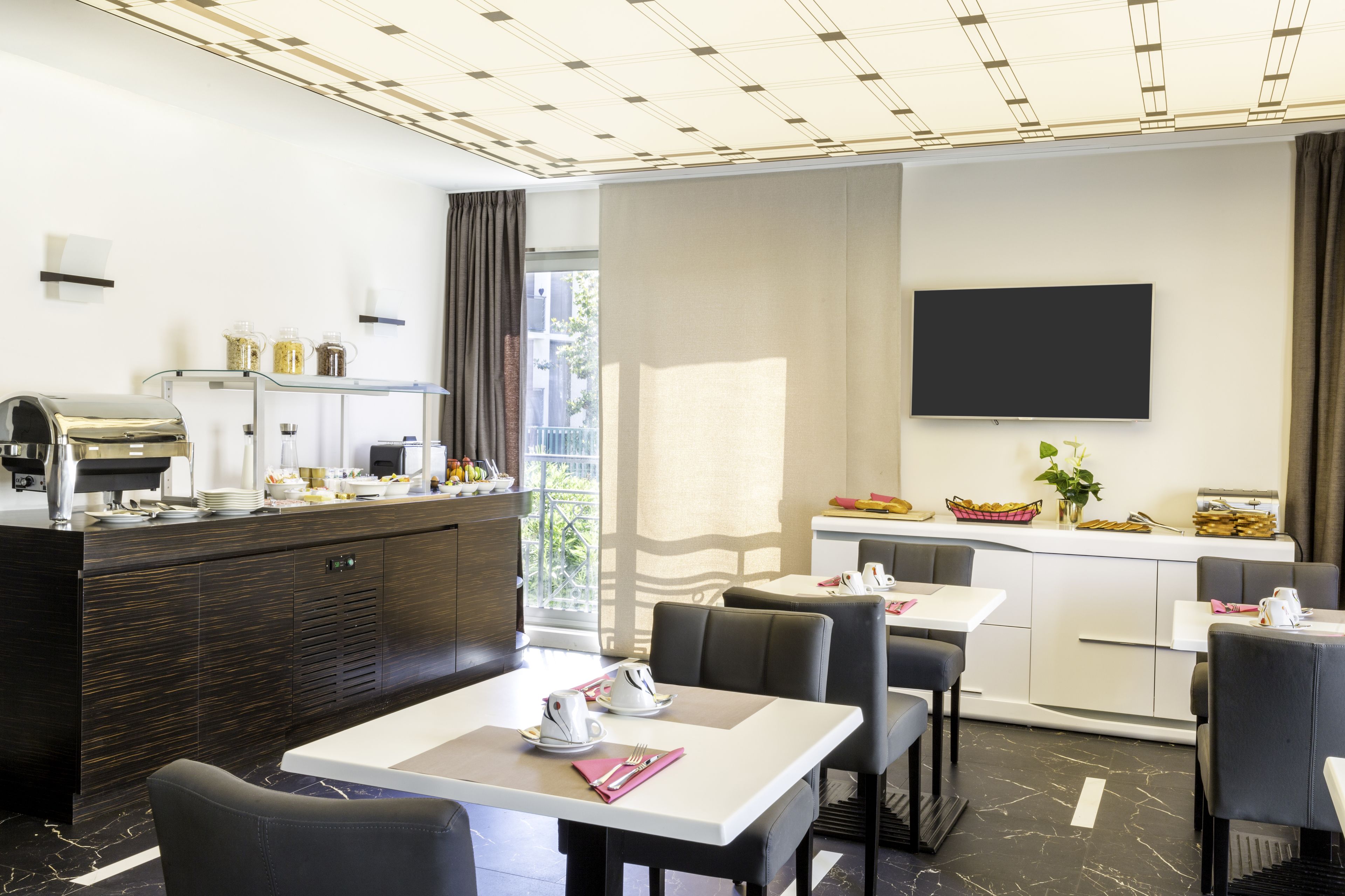 daily cooked-to-order breakfast (eur 14.50 per person)