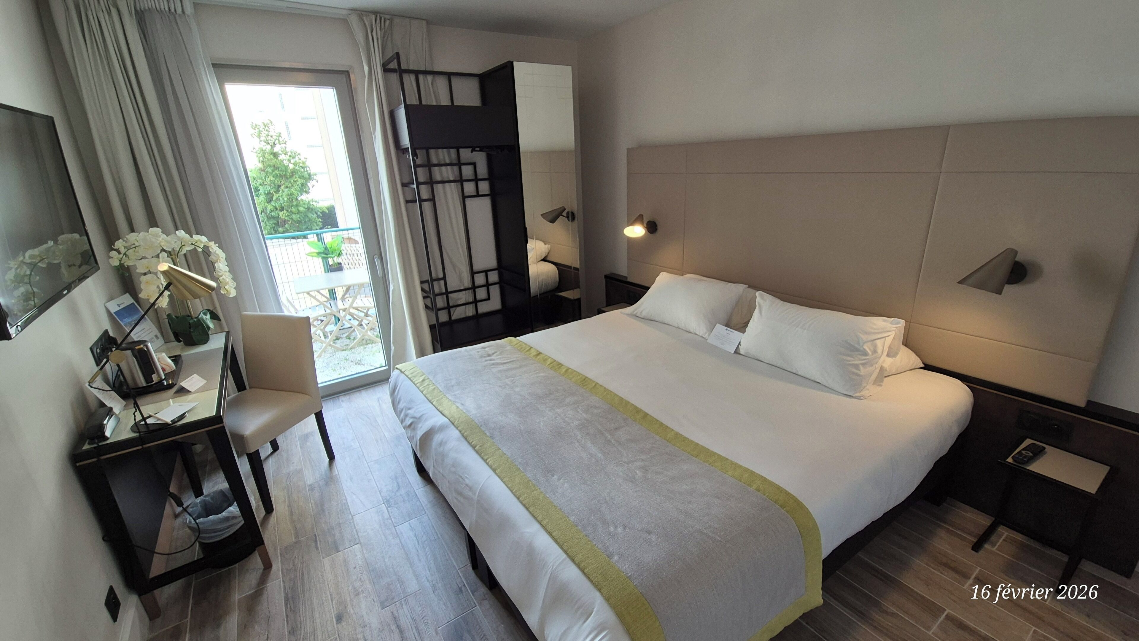 ห้องคอมฟอร์ท, เตียงควีนไซส์ 1 เตียง, ปลอดบุหรี่, ติดสวน | ตู้นิรภัยในห้องพัก, โต๊ะทำงาน, ห้องเก็บเสียง, เตารีด/โต๊ะรี ดผ้า