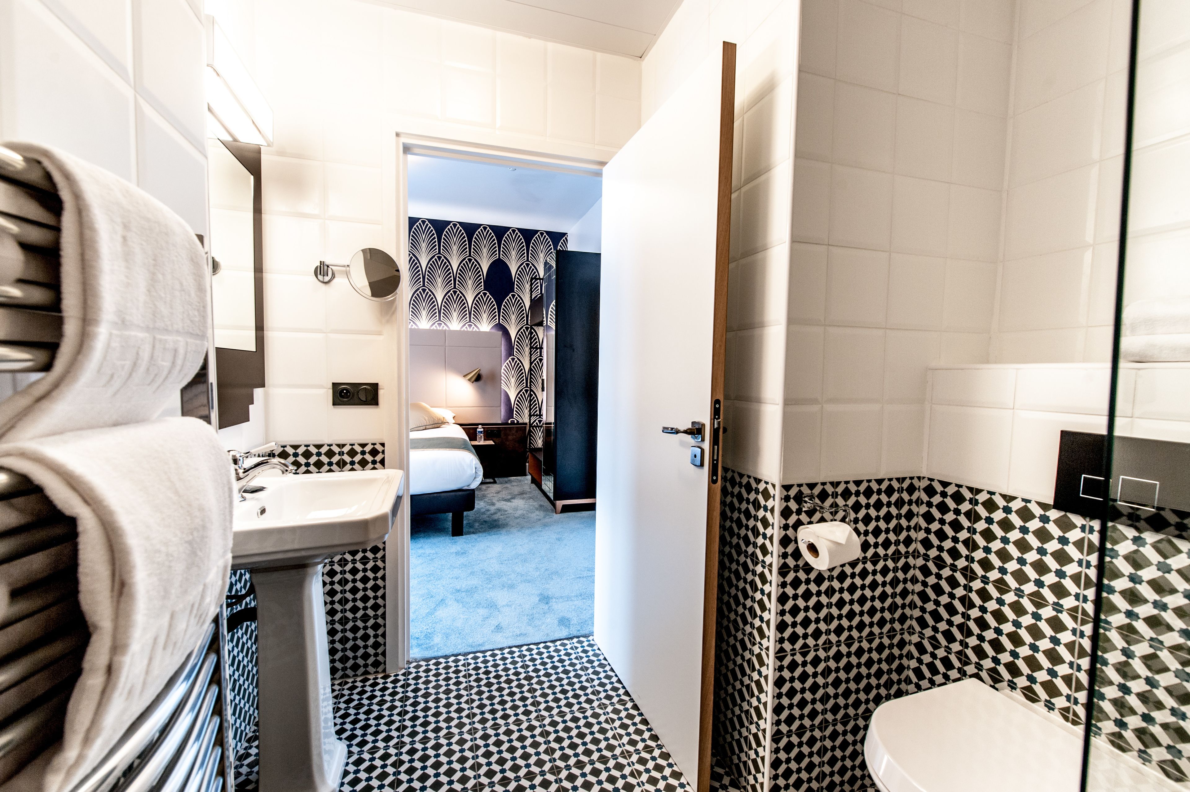 classic room, 1 single bed, non smoking | in-room safe, desk, soundproofing, iron/ironing board