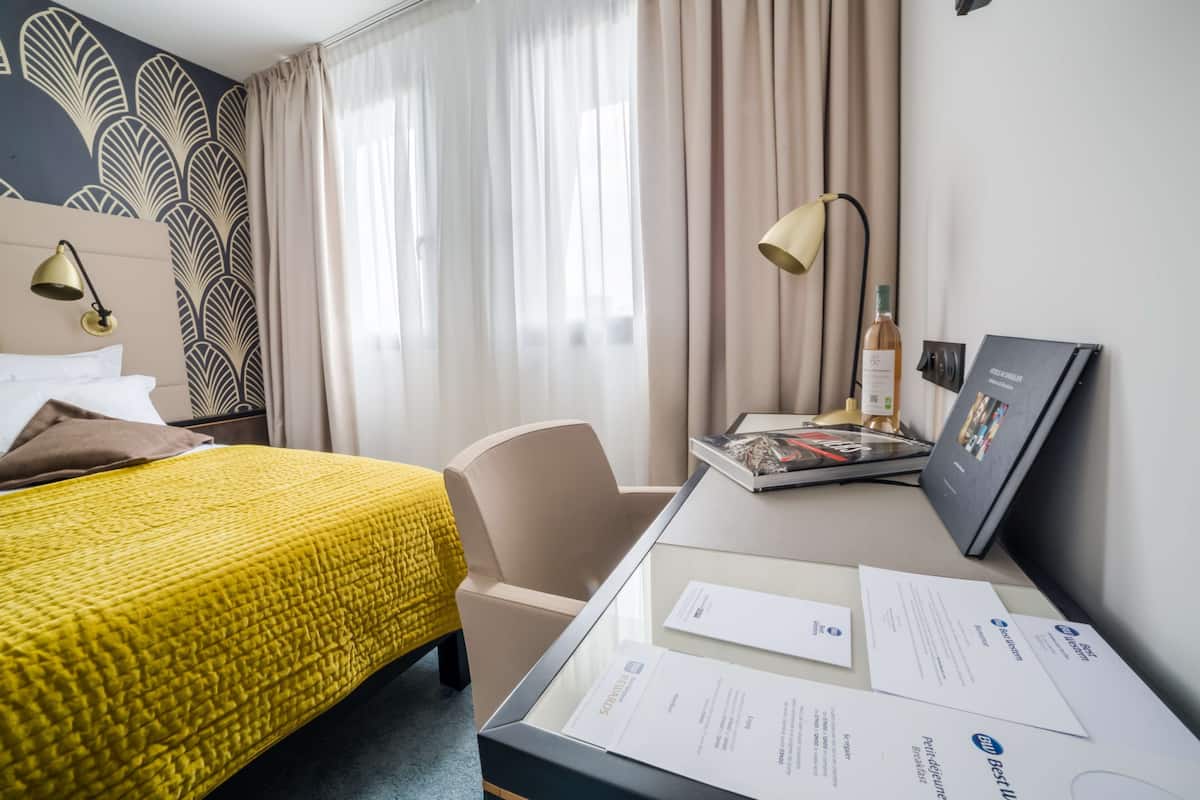 Een kluis op de kamer, een bureau, geluiddichte muren