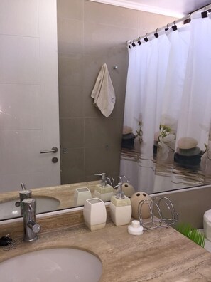 Appartamento Standard, 2 camere da letto | Bagno | Doccia, asciugacapelli, asciugamani