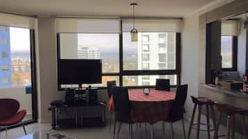 Apartamento standard, 2 quartos | Opções para refeição no quarto