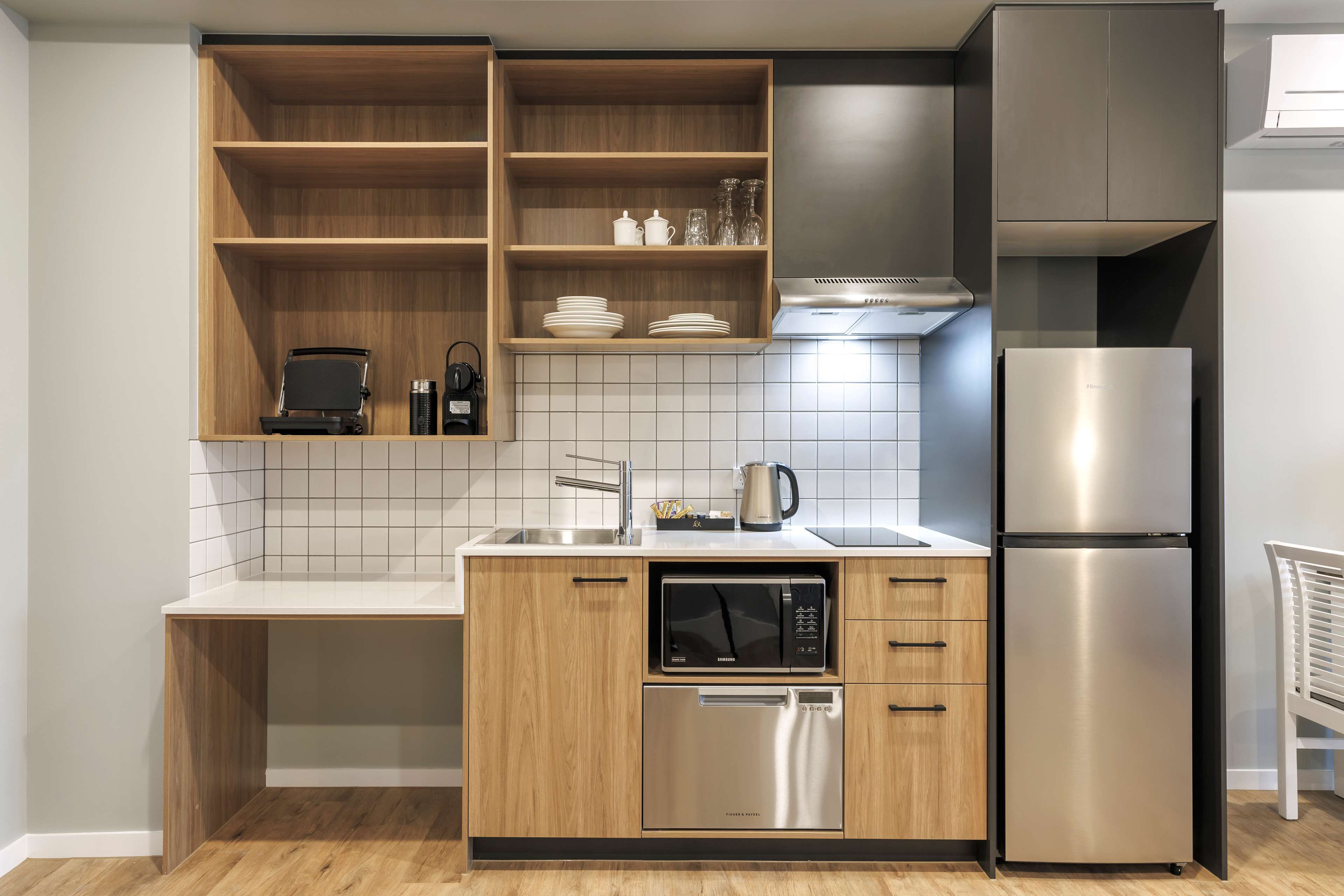 standard apartment, 1 king bed, accessible, balcony | private kitchenette | fridge, coffee/tea maker, electric kettle