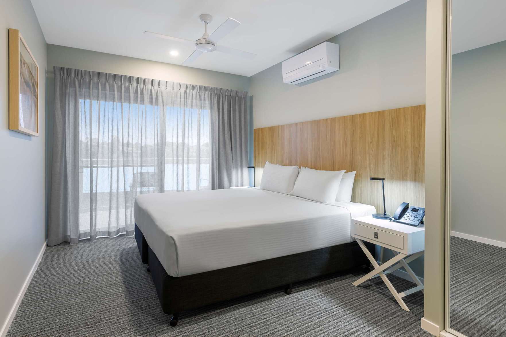Luxe beddengoed, een minibar, een kluis op de kamer, een bureau