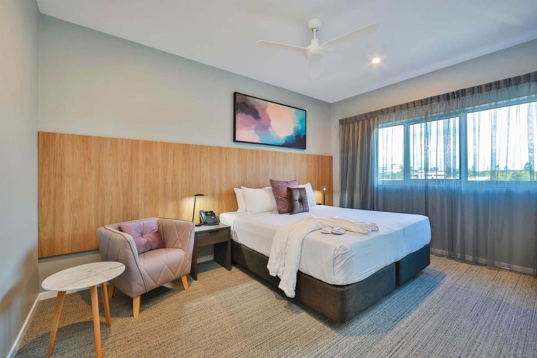 Luxe beddengoed, een minibar, een kluis op de kamer, een bureau