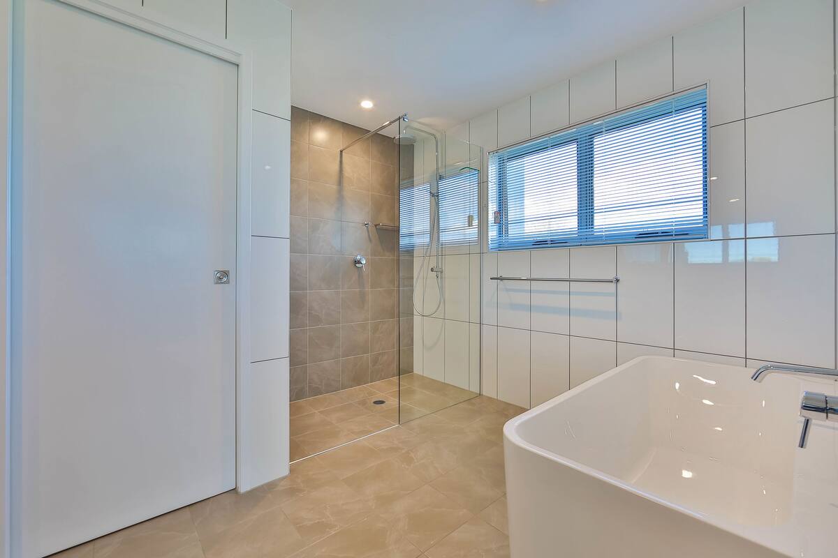 deluxe suite, 1 king bed with sofa bed, non smoking, balcony (with sofabed) | bathroom | shower, free toiletries, hair dryer, towels