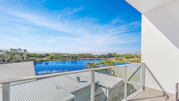 Executive Room, 1 King Bed, Balcony, Lake View | Lake view