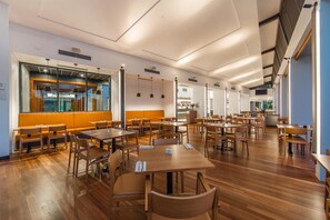 Breakfast, lunch and dinner served - Best Western Plus North Lakes Hotel (North Lakes)