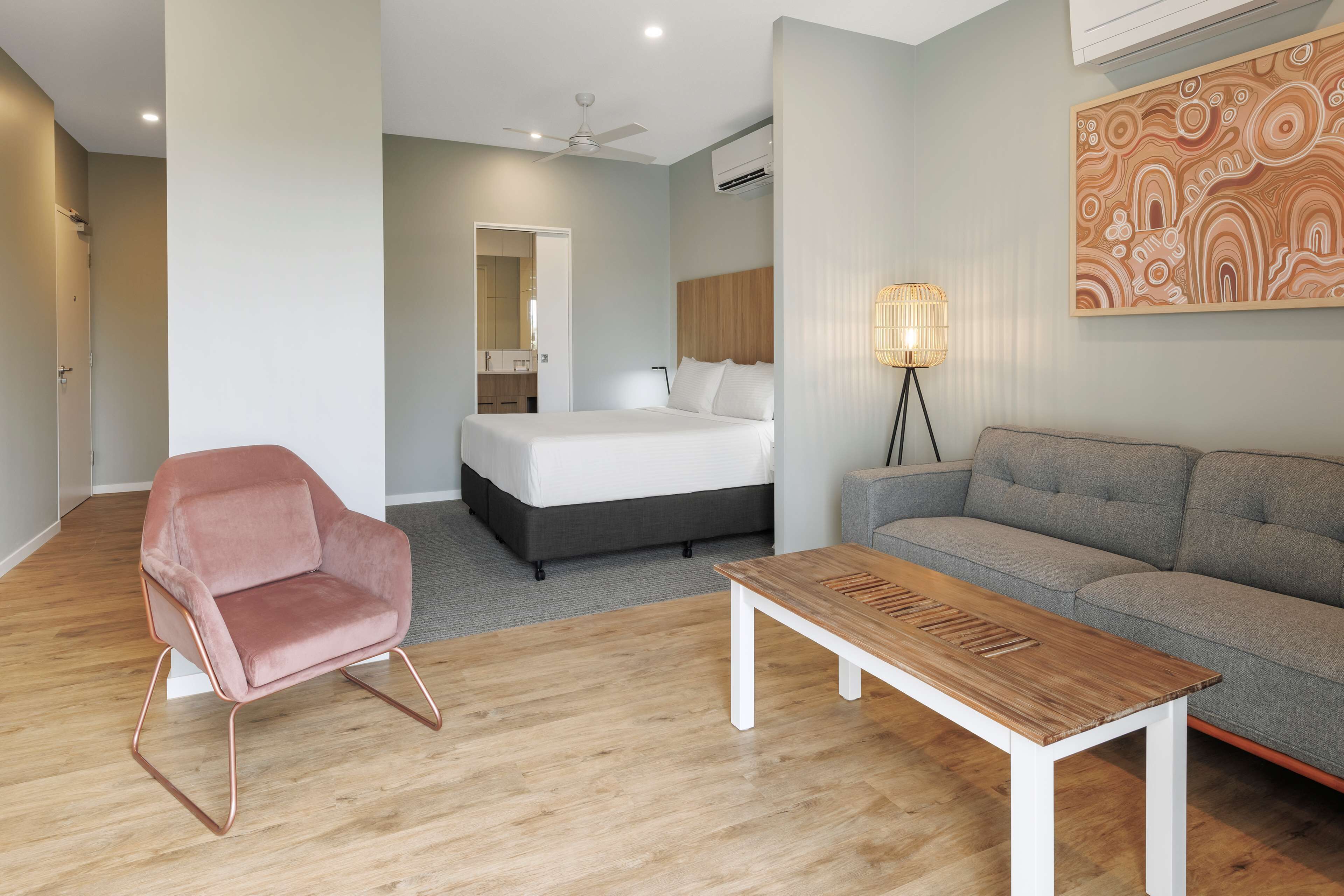 deluxe apartment, 1 king bed, non smoking, balcony | premium bedding, minibar, in-room safe, desk