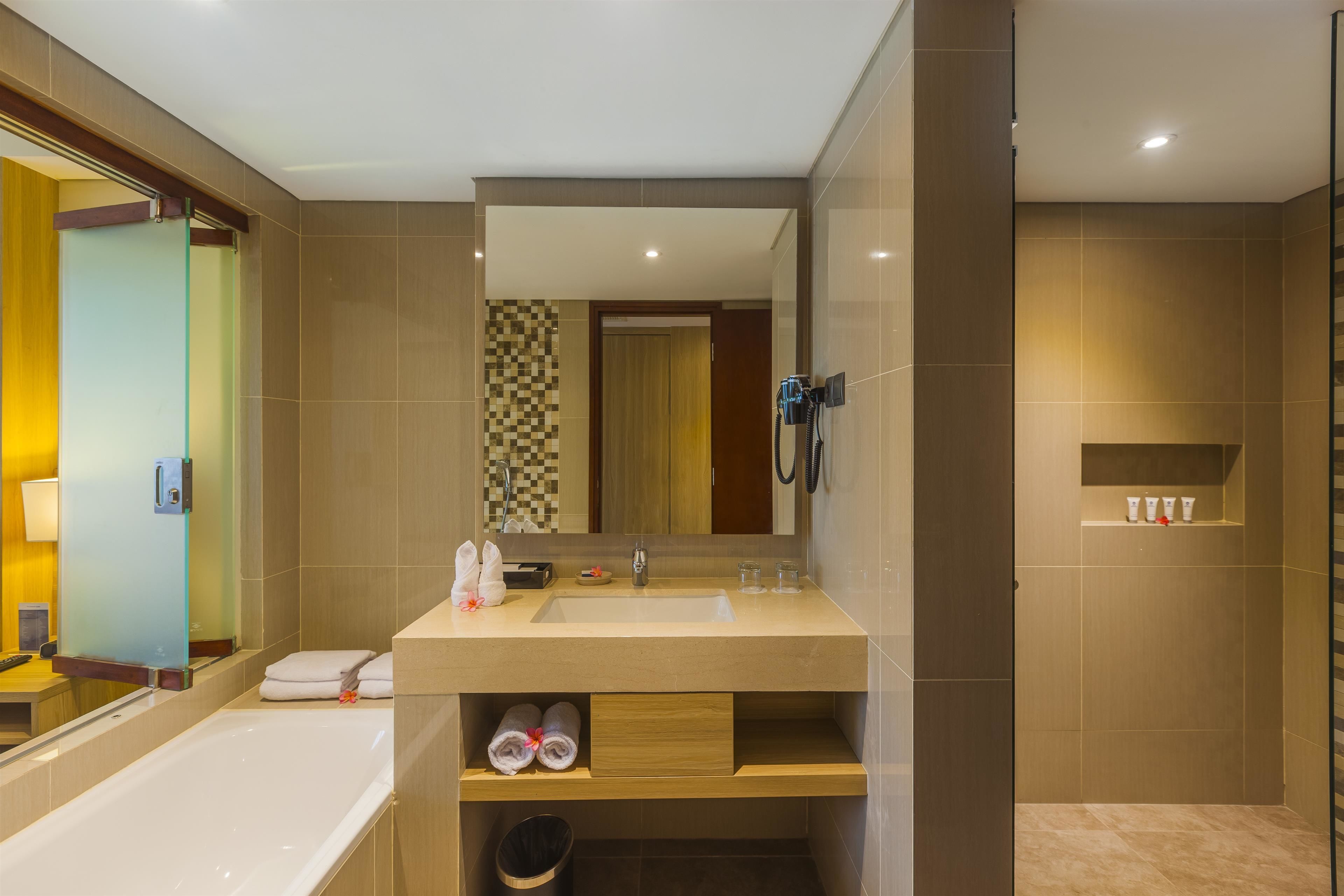 junior suite, 1 king bed, non smoking (living room) | bathroom | shower, free toiletries, hair dryer, slippers
