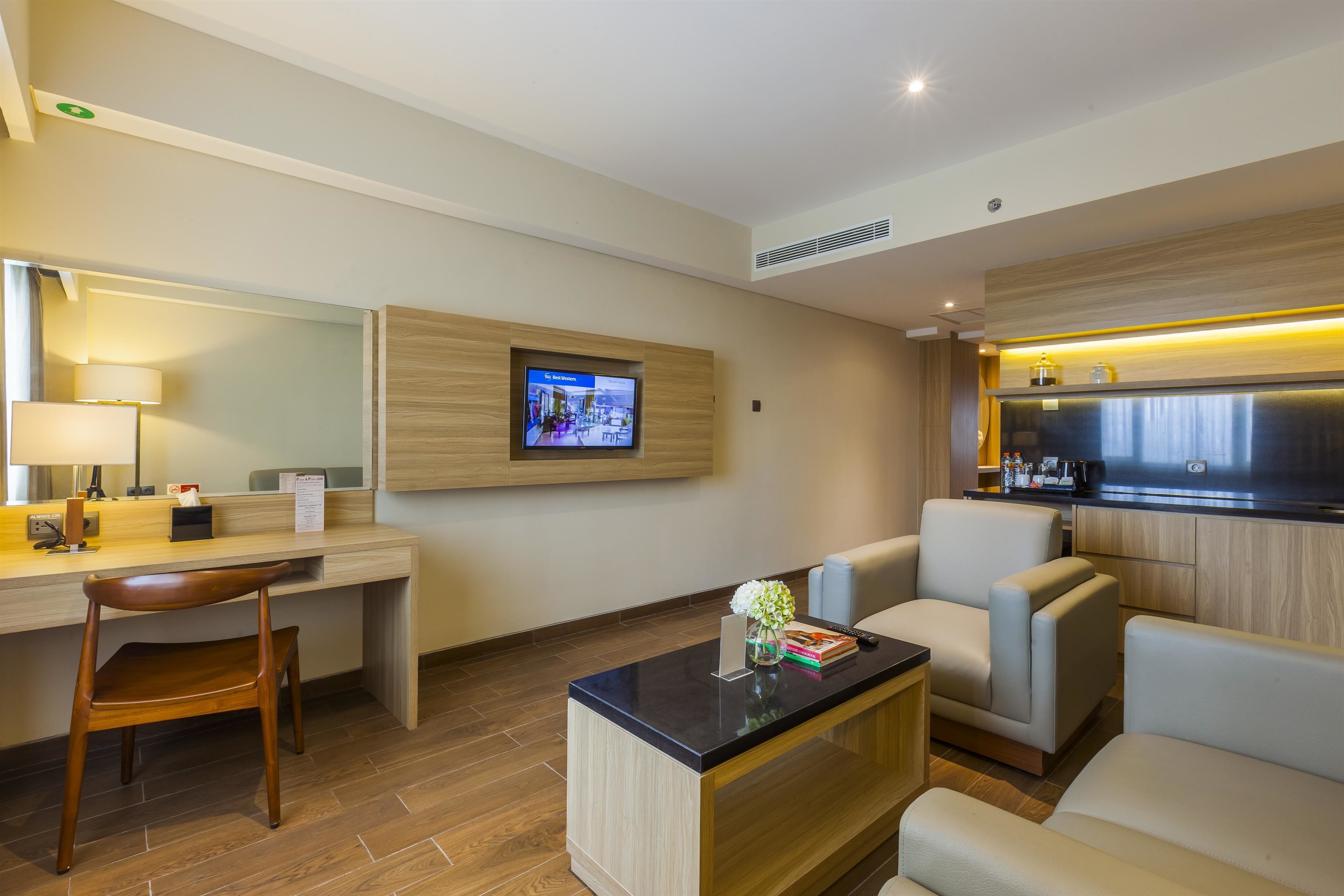junior suite, 1 king bed, non smoking (living room) | premium bedding, minibar, in-room safe, desk