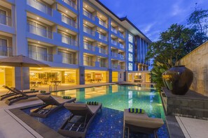 A hotel with a swimming pool, lounge chairs, and a large decorative vase. - Best Western Kamala Jimbaran (Jimbaran)