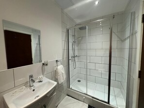 Executive tweepersoonskamer | Badkamer | Een douche, gratis toiletartikelen, een haardroger, handdoeken