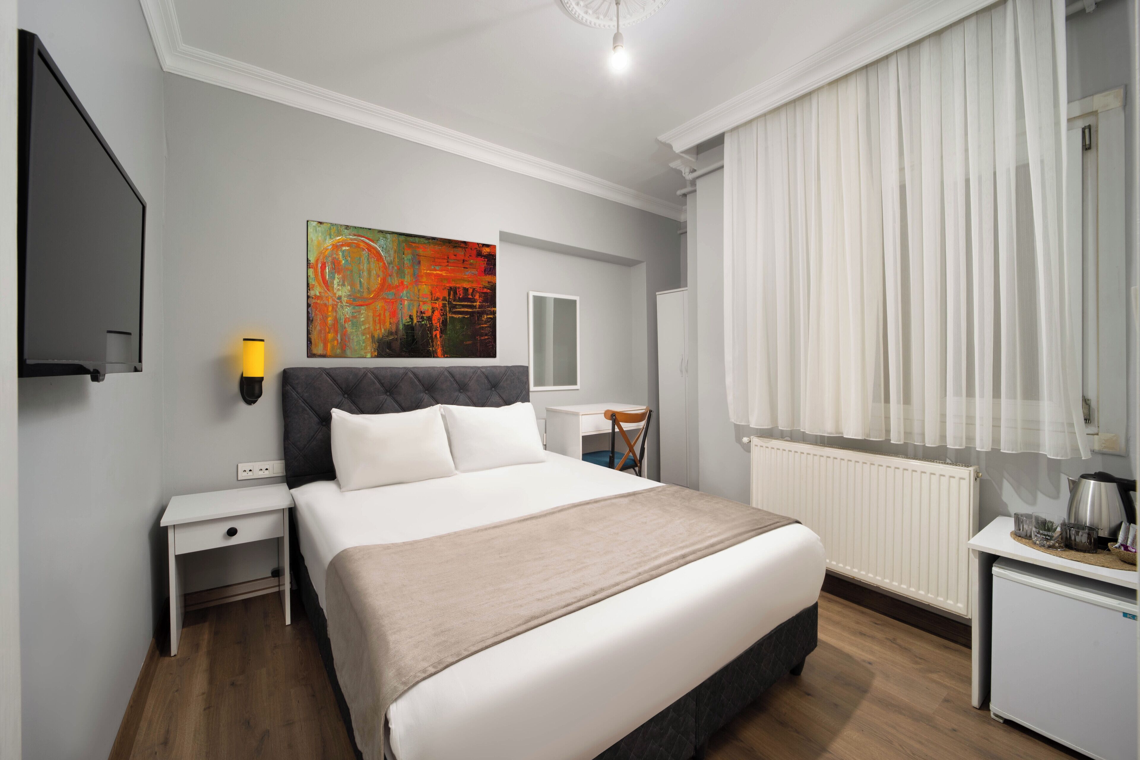 Habitación estándar | Ropa de cama de alta calidad y caja de seguridad en la habitación 