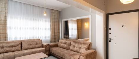 Departamento familiar, 2 habitaciones | Área de sala de estar | Televisión de pantalla plana