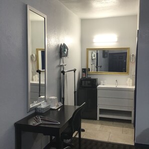 Ducha, artículos de tocador gratuitos, secador de pelo, toallas