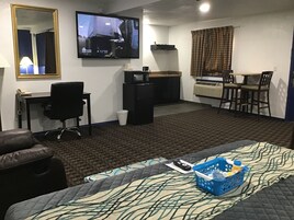 Elite Suite, Multiple Beds, Non Smoking, Kitchen | Desk, soundproofing, iron/ironing board, free WiFi