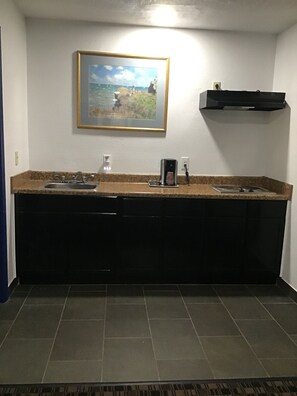Elite Suite, Multiple Beds, Non Smoking, Kitchen | Private kitchen | Fridge, microwave, coffee/tea maker - Budget Inn and Suites (Oklahoma City)