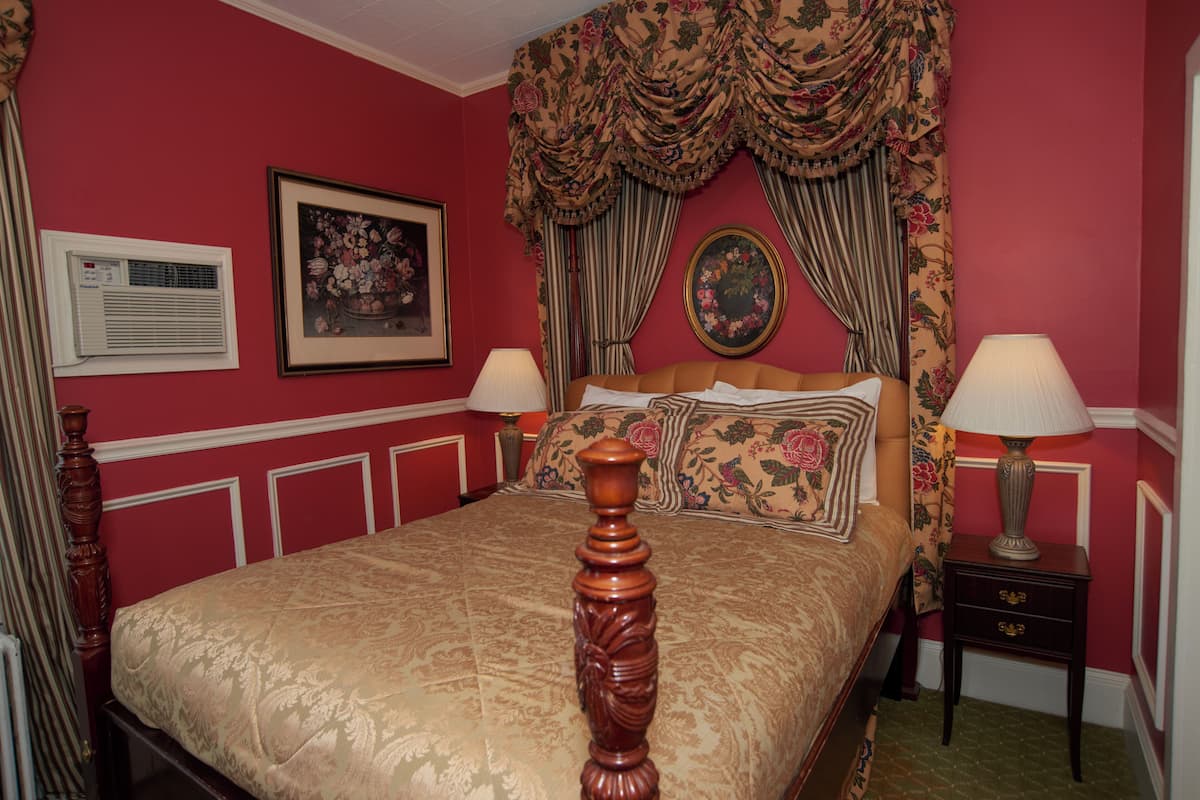Room, 1 Queen Bed | Iron/ironing board, bed sheets