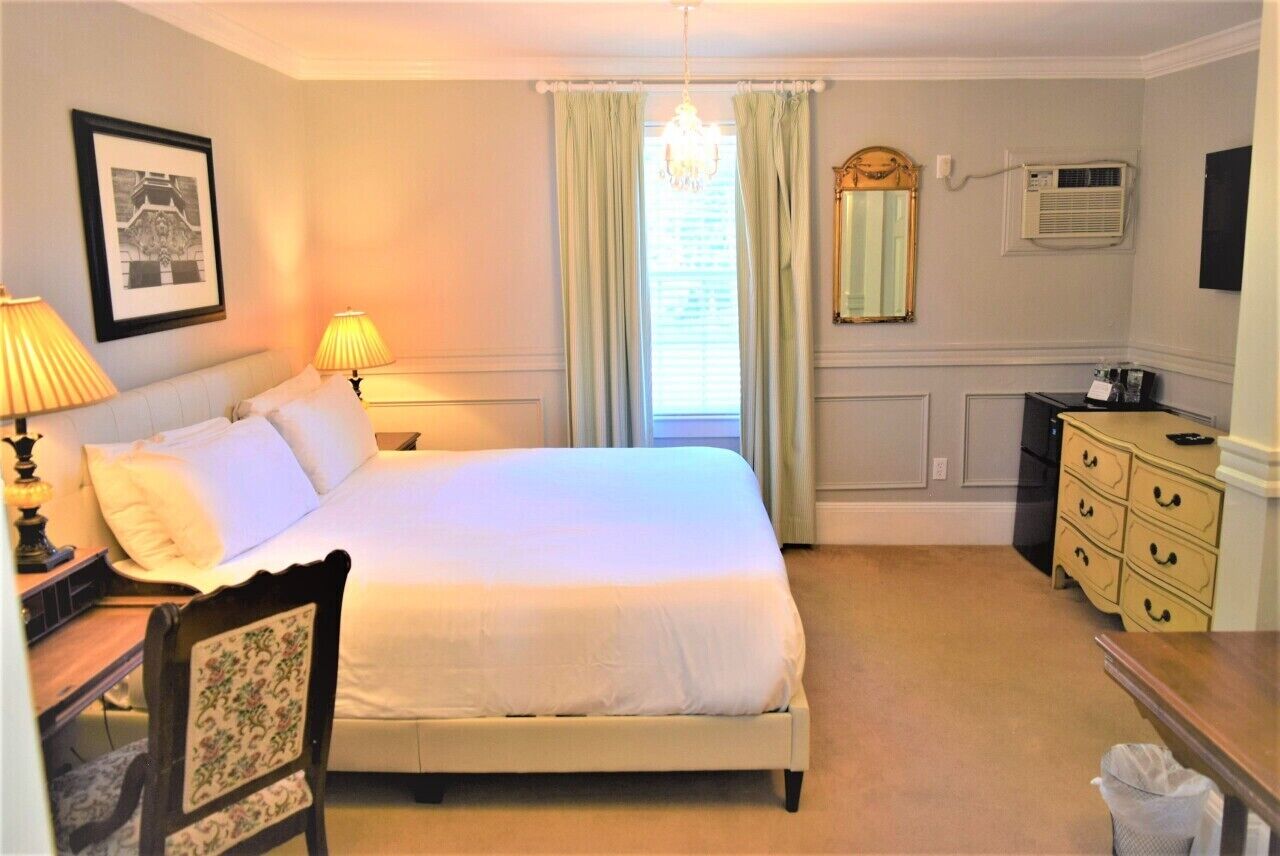 Junior Suite, 1 King Bed | Iron/ironing board, bed sheets