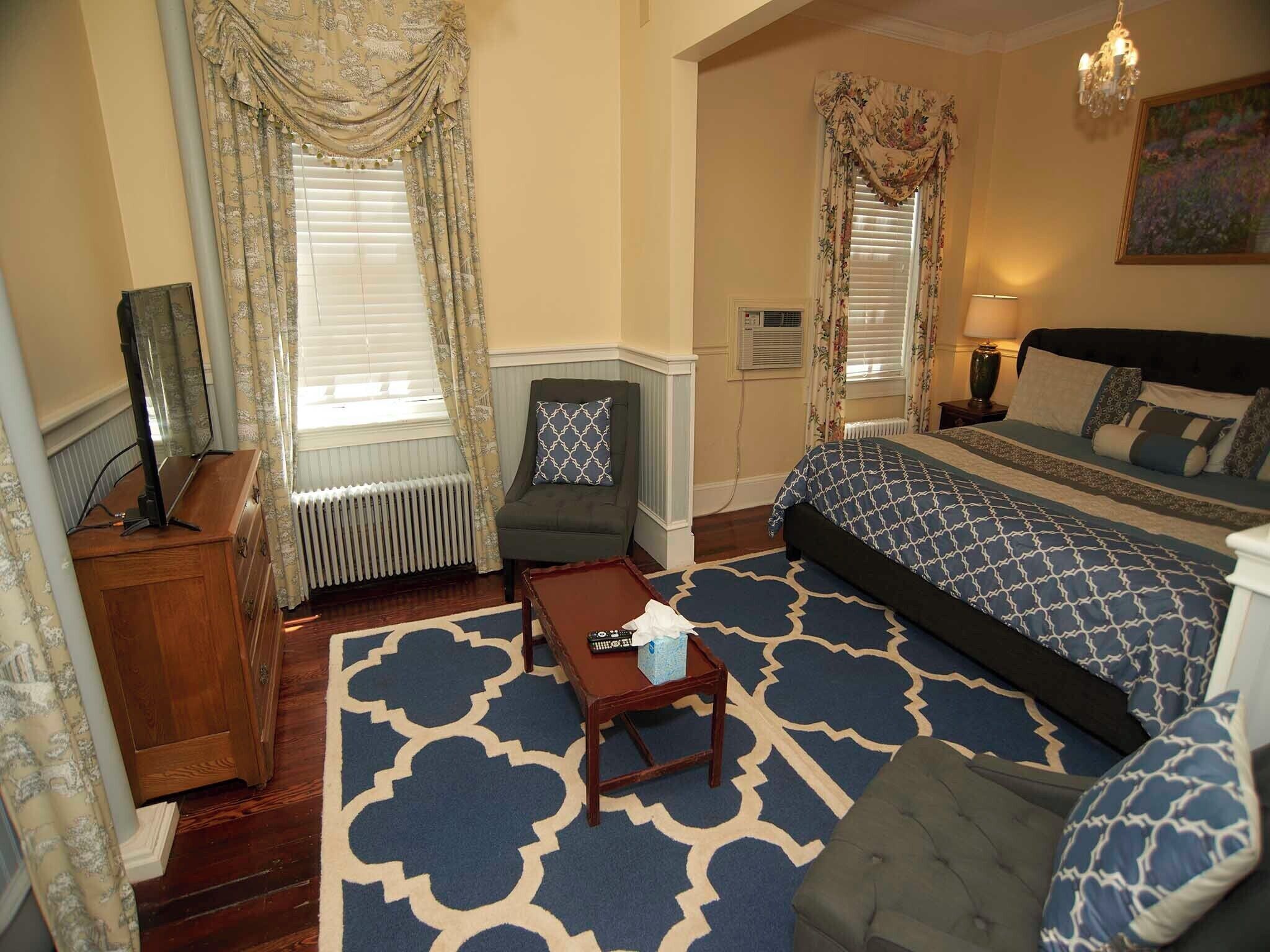 Junior Suite, 1 King Bed | Iron/ironing board, bed sheets