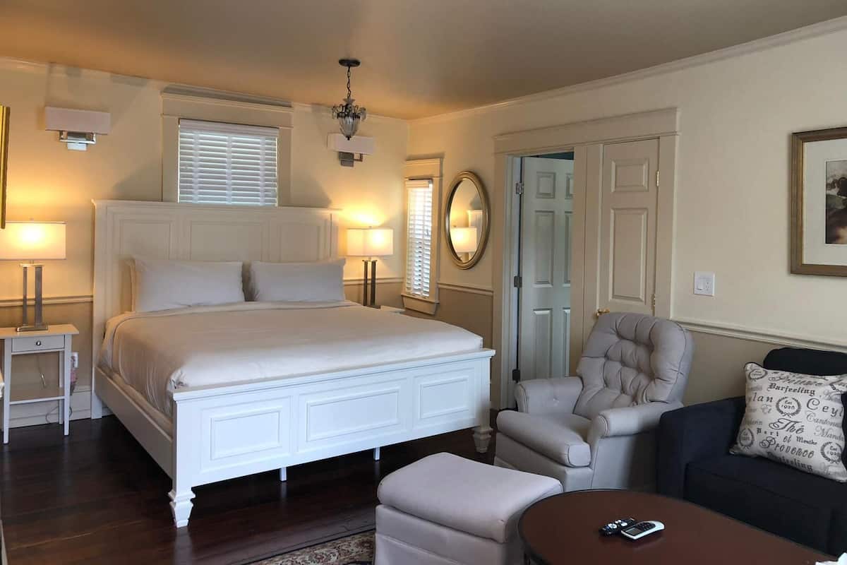 Junior Suite, 1 King Bed | Iron/ironing board, bed sheets