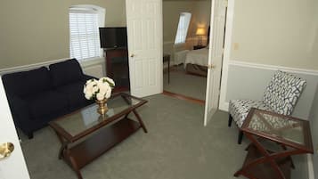 Suite, baño privado (Two Bedroom Suite) | Sala de estar | Una televisión