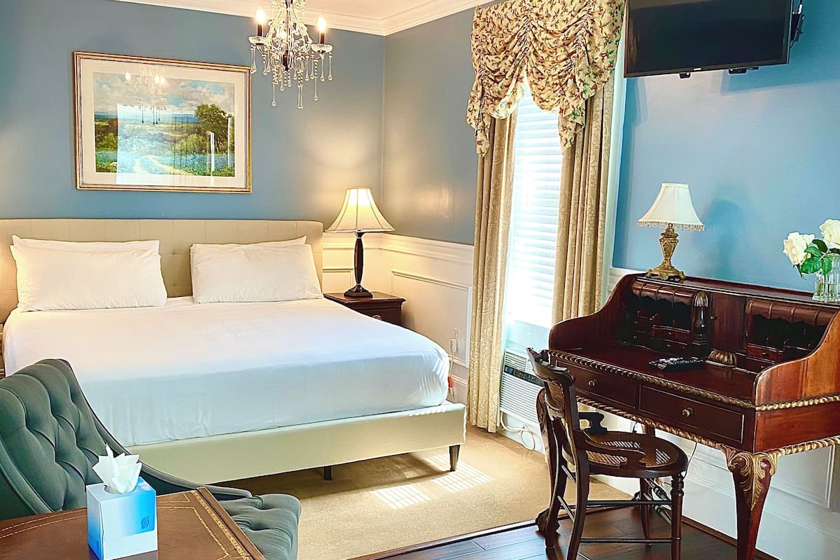 Junior Suite, 1 King Bed | Iron/ironing board, bed sheets