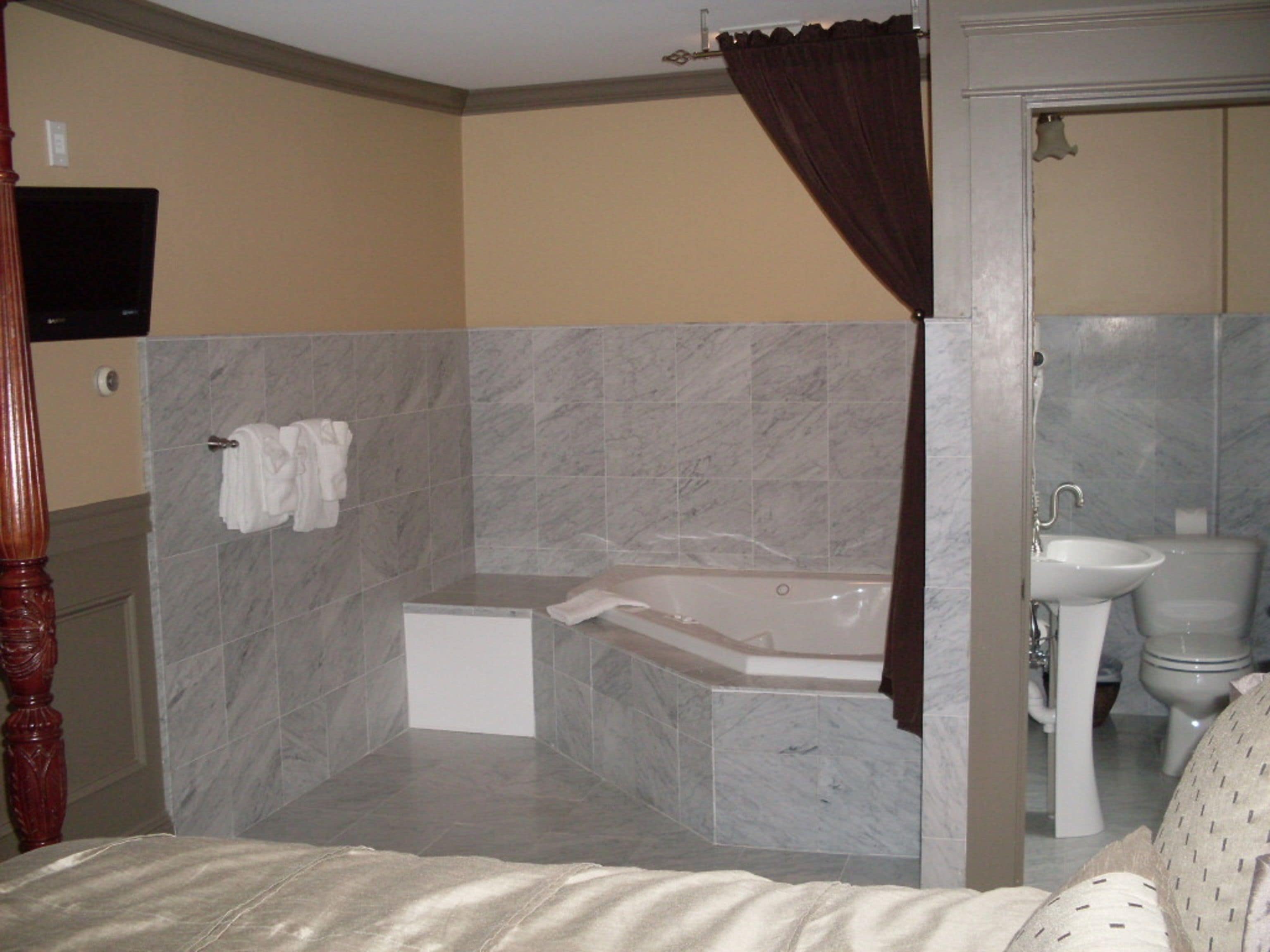 Ein Badezimmer mit Badewanne, Toilette und Waschbecken.