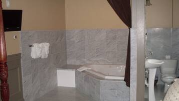 Ein Badezimmer mit Badewanne, Toilette und Waschbecken.