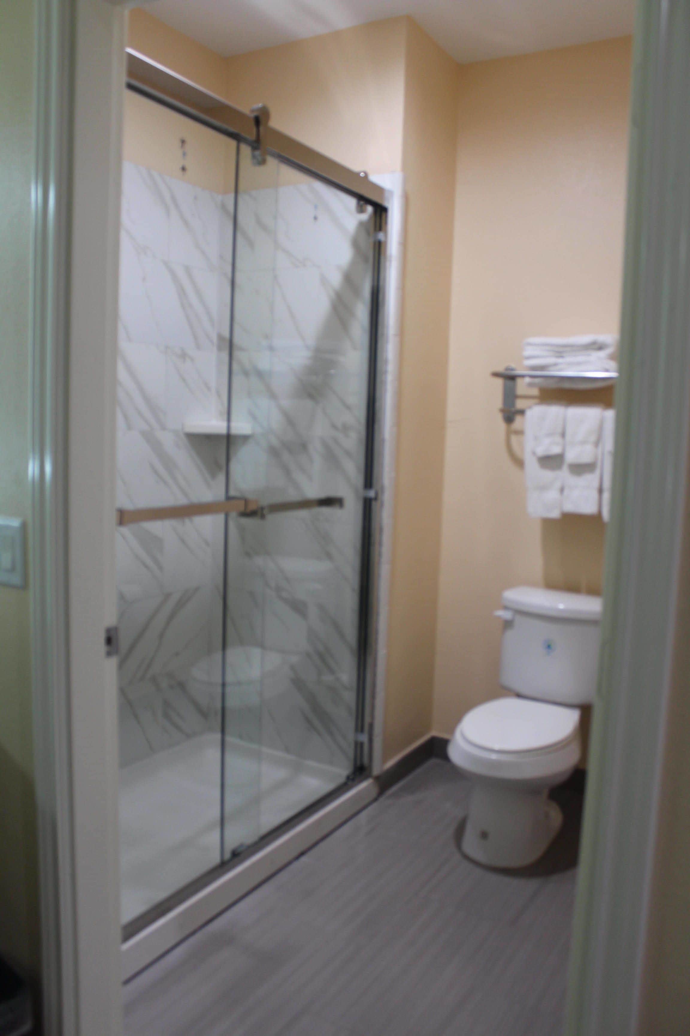 combined shower/bathtub, free toiletries, towels